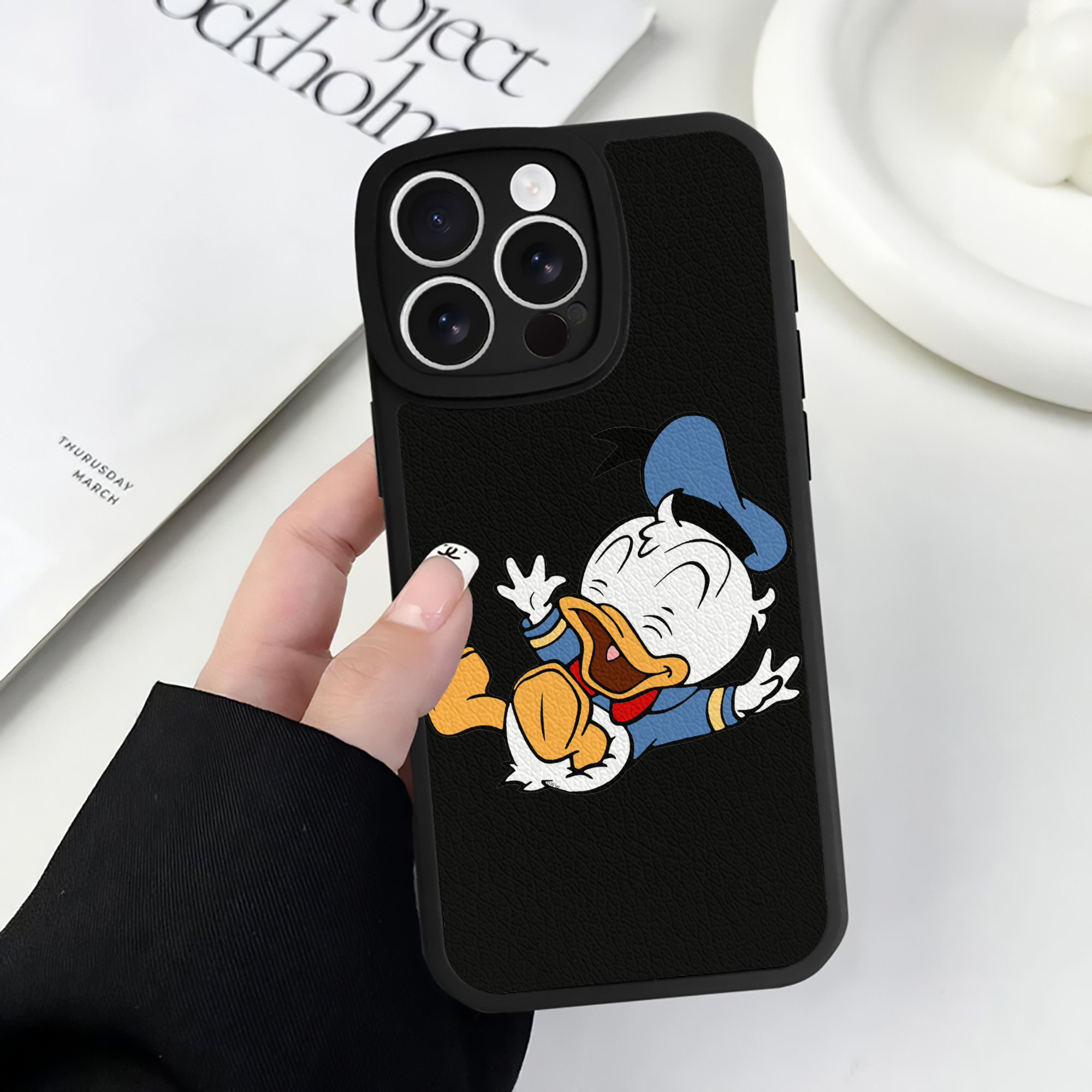 （画像用） ミッキーマウス Mickey Mouse 【iPhone 16シリーズ対応】シリコンスマホケース（レザー調） 材質：シリコン